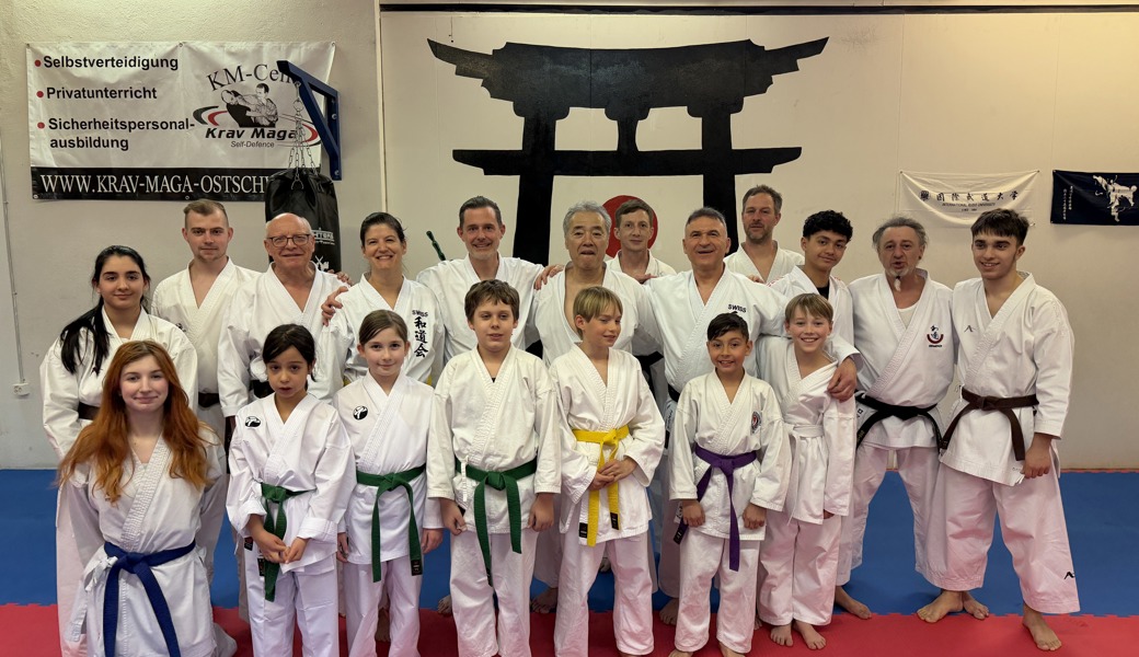 Gruppenbild mit Sensei Eiji Takigawa sowie Sensei Mislim Imeroski von der Karateschule Flawil-Altstätten