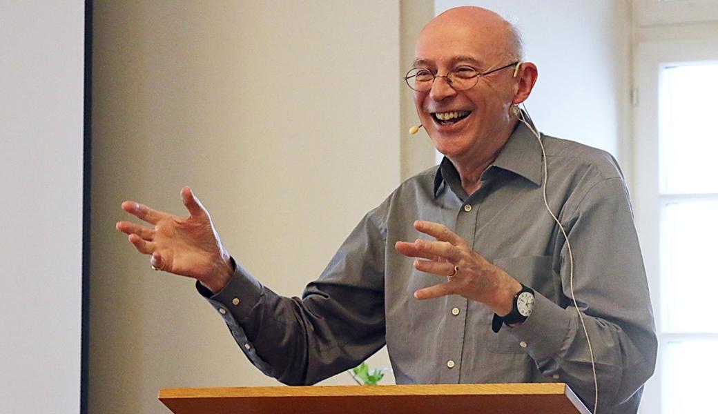 Iso Camartin, emeritierter Professor für romanische Literatur und Kultur an der ETH Zürich, ordnete Leben und Werk von William Wolfensberger ein.