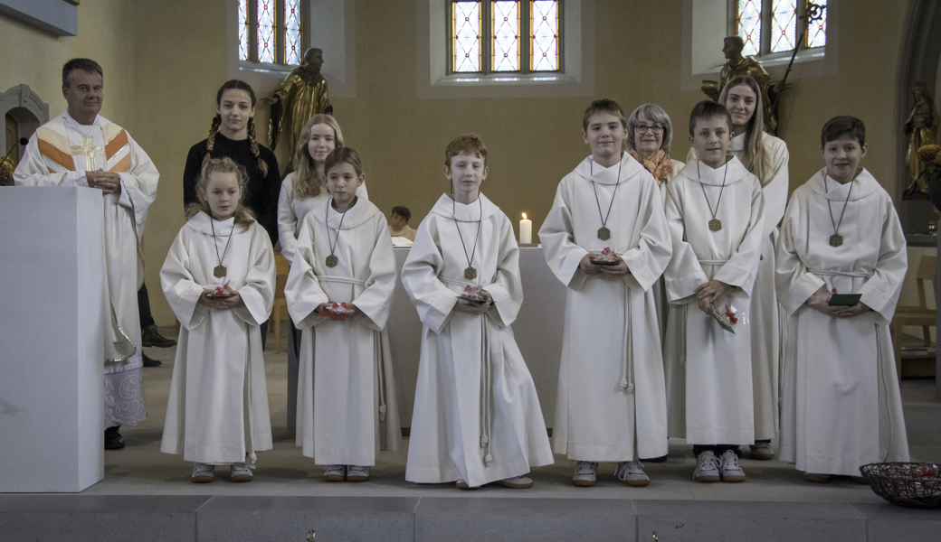 Mesmerin Gaby Benz und Priester Simon Niederer begrüssten sechs neue Ministrantinnen und Ministranten. 