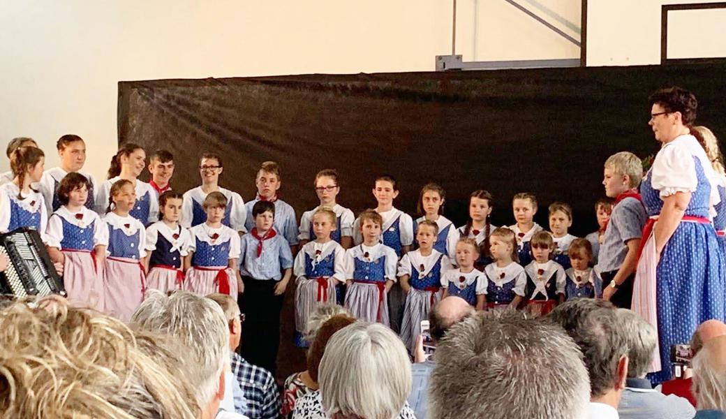 Bei öffentlichen Auftritten wie hier kürzlich am Nordostschweizerischen Jodlerfest in Winterthur-Wülflingen trägt das Kinderjodelchörli Rheintal Tracht.