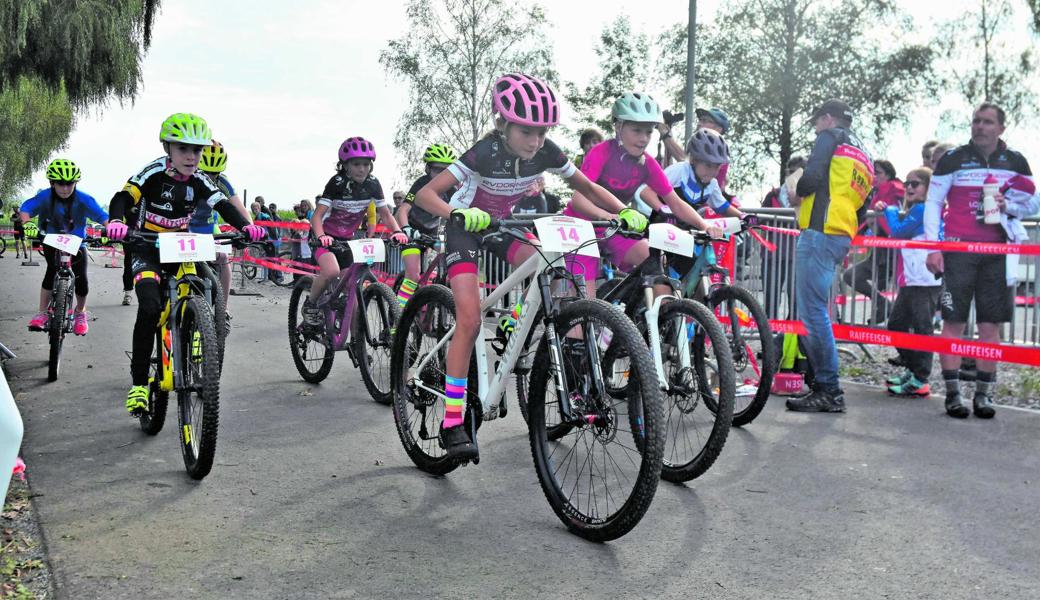 Endlich wieder Bikerennen: Die Mädchen starten mit grosser Vorfreude zum Renen am Forst. 