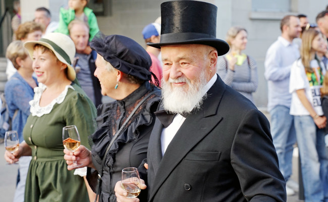 So feiert das Weindorf 50 Jahre Torkelfest mit Wein, Nostalgieumzug und Musik