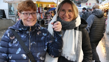 Mit Regenschirm und Mütze über den Martinimarkt gebummelt