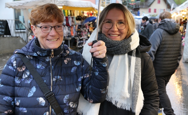 Mit Regenschirm und Mütze über den Martinimarkt gebummelt