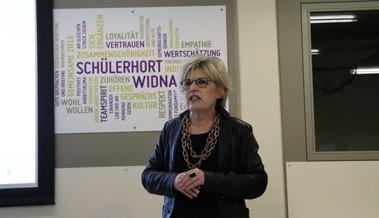 Spiel, Satz, Christa Köppel - die Gemeindepräsidentin informierte