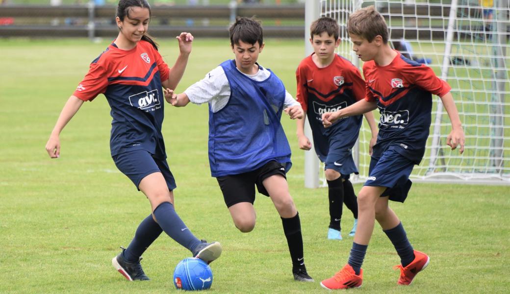 Dutzende Teams jagten am Mittwoch dem Ball nach. Dutzende Teams jagten am Mittwoch dem Ball nach.