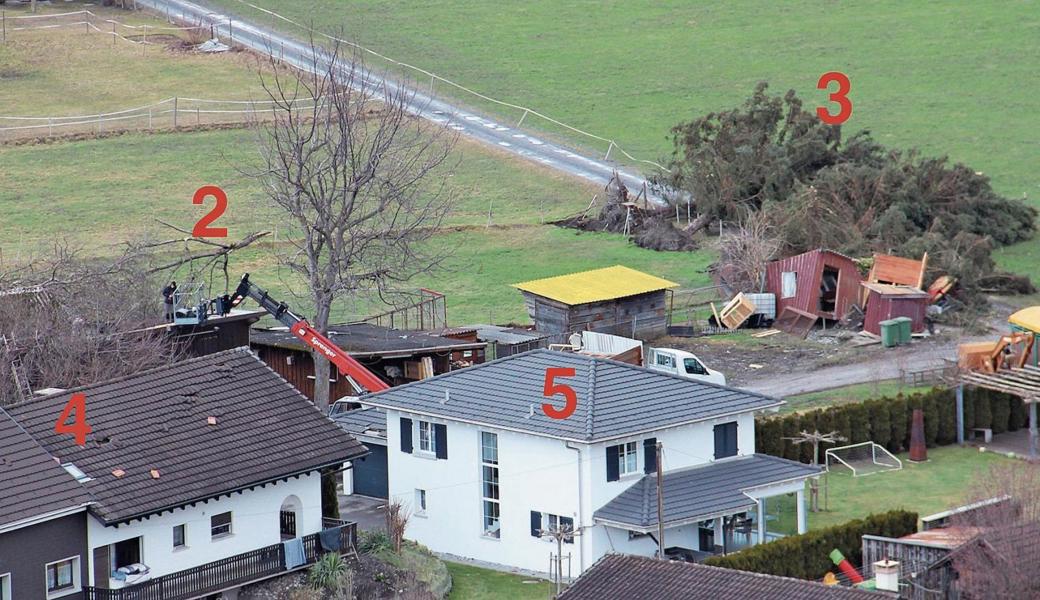 Hier hat der Sturm auf engem Raum erheblichen Schaden angerichtet. Er entwurzelte und knickte Bäume (1), blies das Dach eines Schafstalls davon (2), entwurzelte ein gutes halbes Dutzend gesunder Tannen und zerstörte die daneben stehenden Gartenhäuser (3), warf das grosse Dach eines Koi-Teichs zu Boden, beschädigte das Hausdach, verbog Pfosten und Metallabdeckungen (4) und beschädigte ein weiteres Dach sowie das Velohaus hinterm Gebäude (5).