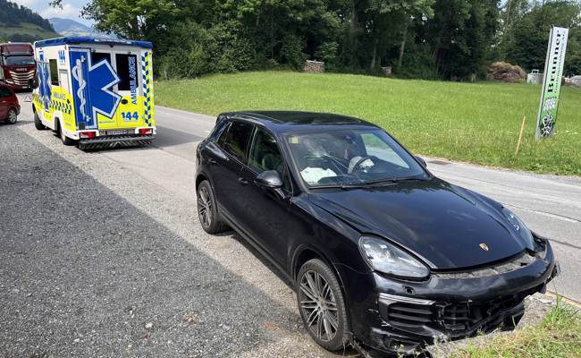 Porsche-Fahrer kommt von der Strasse ab und knallt gegen Steinmauer