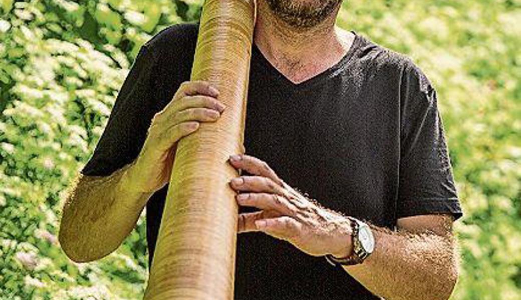 Enrico Lenzin mit Alphorn.