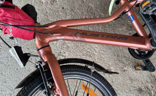 Mädchen fährt auf Strasse und prallt mit zwei Velofahrern zusammen