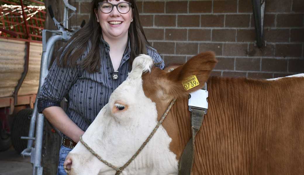 Anna Zürn hat Freude an ihrer ersten Kuh Ivana.  