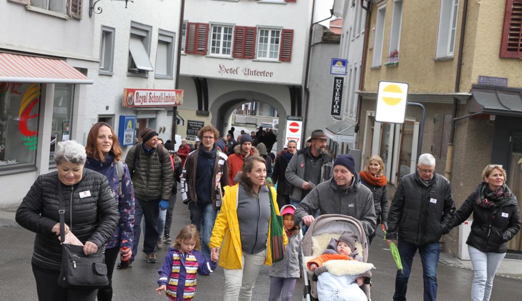 Darauf aufmerksam machen, dass man mit den verordneten Massnahmen nicht einverstanden ist. In der Mitte (gelbe Jacke) Rebecca Stoop, die über Facebook zum Sonntags-Spaziergang durch Altstätten aufgerufen hatte. 