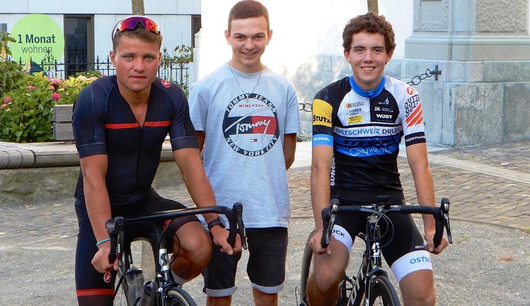 Peter Inauen, Noé Dürr und Gabriel Kuster (von links) starteten am letzten Freitagabend in Altstätten zu einer bemerkenswerten, herausfordernden und leicht verrückten Challenge.