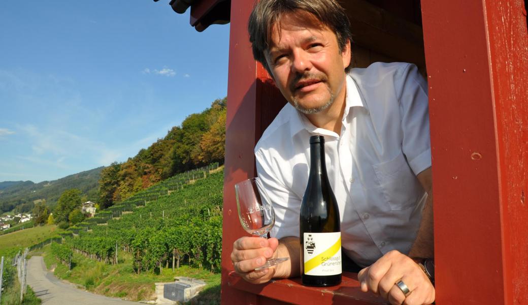 Vom Räbahüttli überblickt Armin Lutz, Präsident Rheintalwein, beste Lagen für den Balger Wein.  