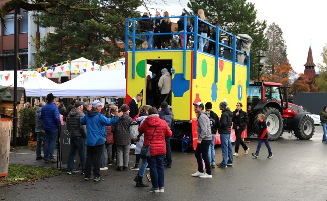 Eingetaucht in die fünfte Jahreszeit mit Party, Schminke und viel Guggenmusik