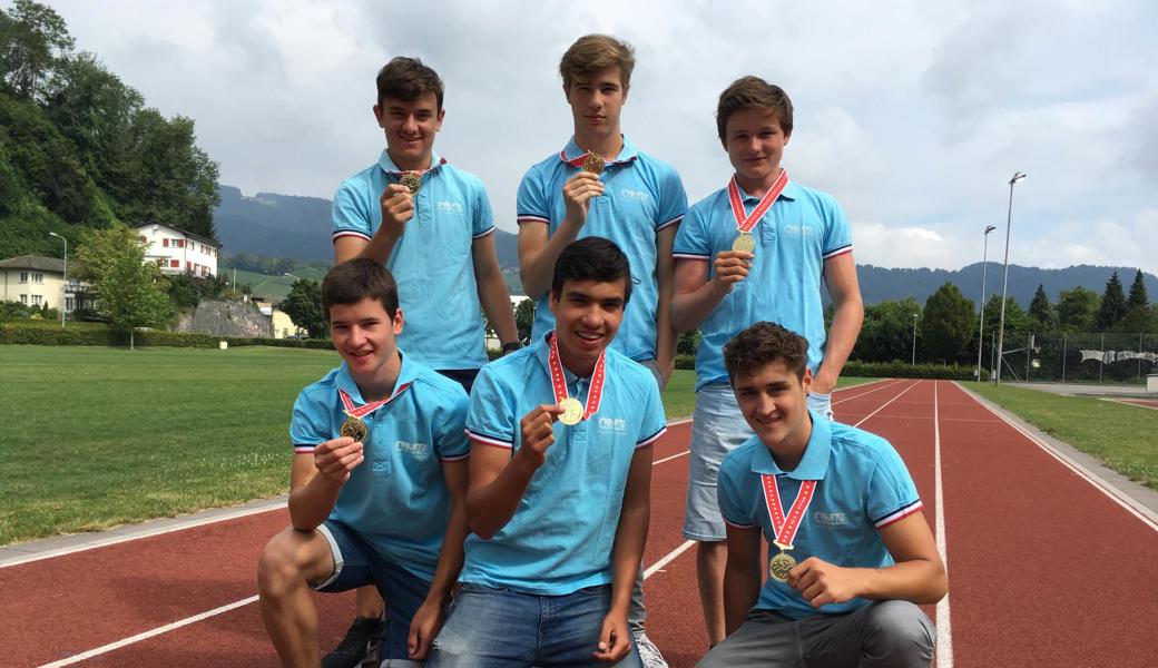 Die OMR-Leichtathletik-Jungs mit Gold. Vorne von links: Ramon Frei, Dennis Sanchez, Simon Eschenmoser; hinten von links : Kim Gremminger, Tim Hinteregger, Pascal Reifler.