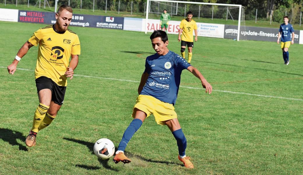Die hohe Kunst des Aussenristpasses demonstriert Ali Jusefi (rechts) im 2:0 gewonnenen Spiel gegen Sevelen. 