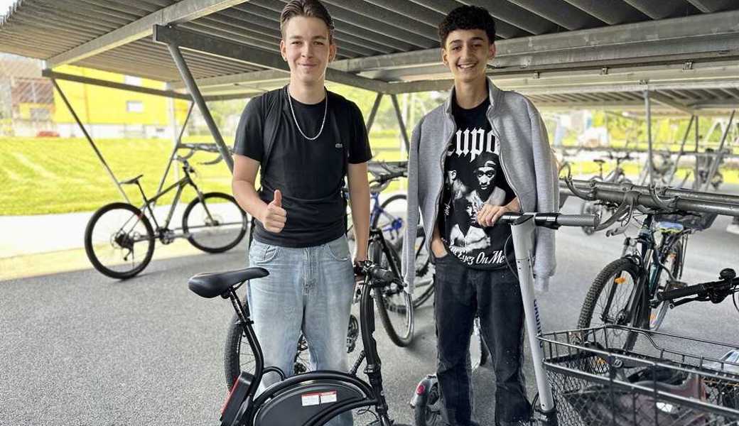 Die Altstätter Schüler Blertin und Blerian, beide 15 Jahre, sehen die Vorteile der neuen Elektrofahrzeuge .