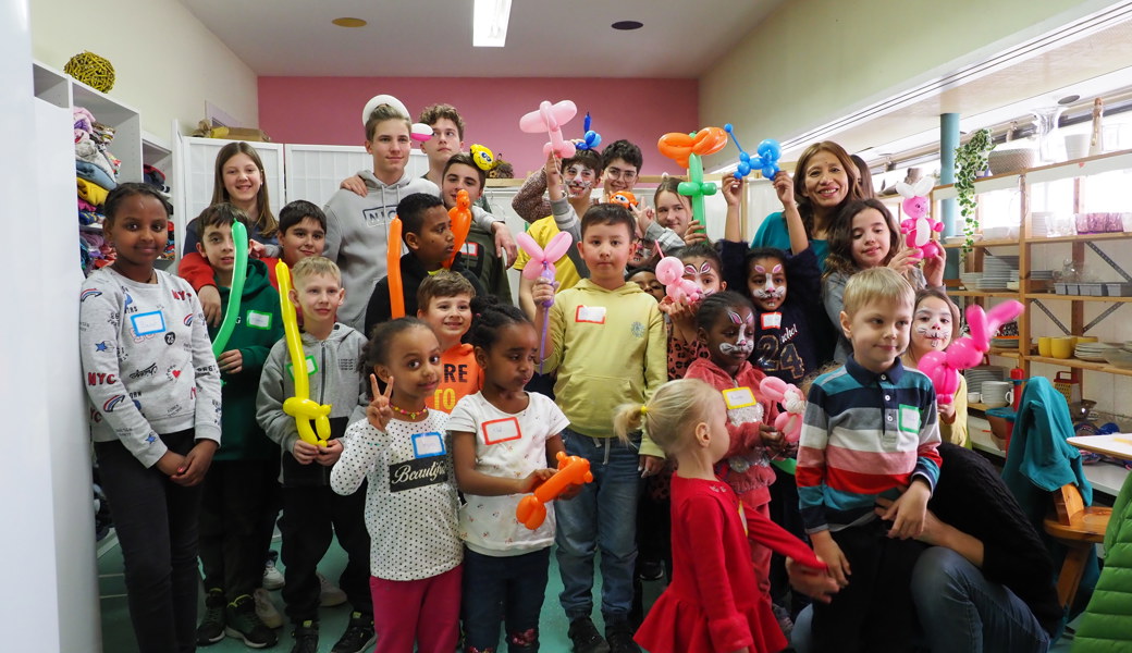 Freude herrscht: die Kinder mit den betreuenden Bregenzer Gymnasiasten (hinten) und Ballonkünstlerin Eneida Mazzola (hinten rechts. Bild: Thomas Widmer Freude herrscht: die Kinder mit den betreuenden Bregenzer Gymnasiasten (hinten) und Ballonkünstlerin Eneida Mazzola (hinten rechts. Bild: Thomas Widmer