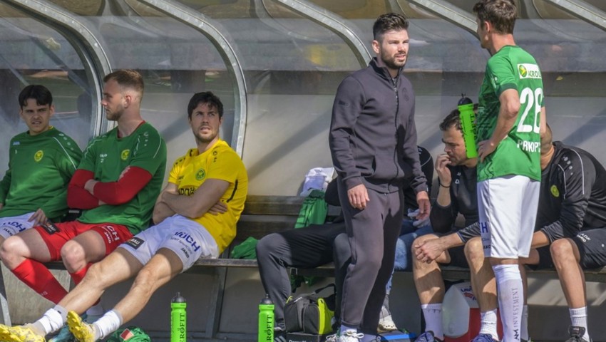 Der Trainer im Gespräch mit dem routinierten ex-Profi Boris Prokopic: Die älteren Spieler unterstützen den Widnauer gern. Der Trainer im Gespräch mit dem routinierten ex-Profi Boris Prokopic: Die älteren Spieler unterstützen den Widnauer gern.