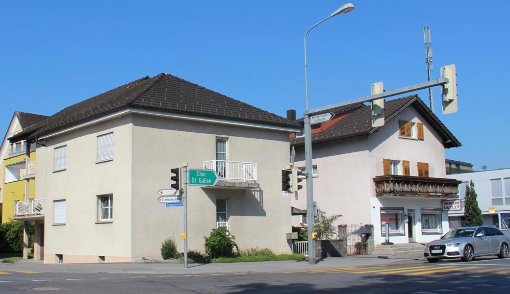 Dem Baumplatz hätten diese beiden gemeindeeigenen Gebäude weichen müssen.