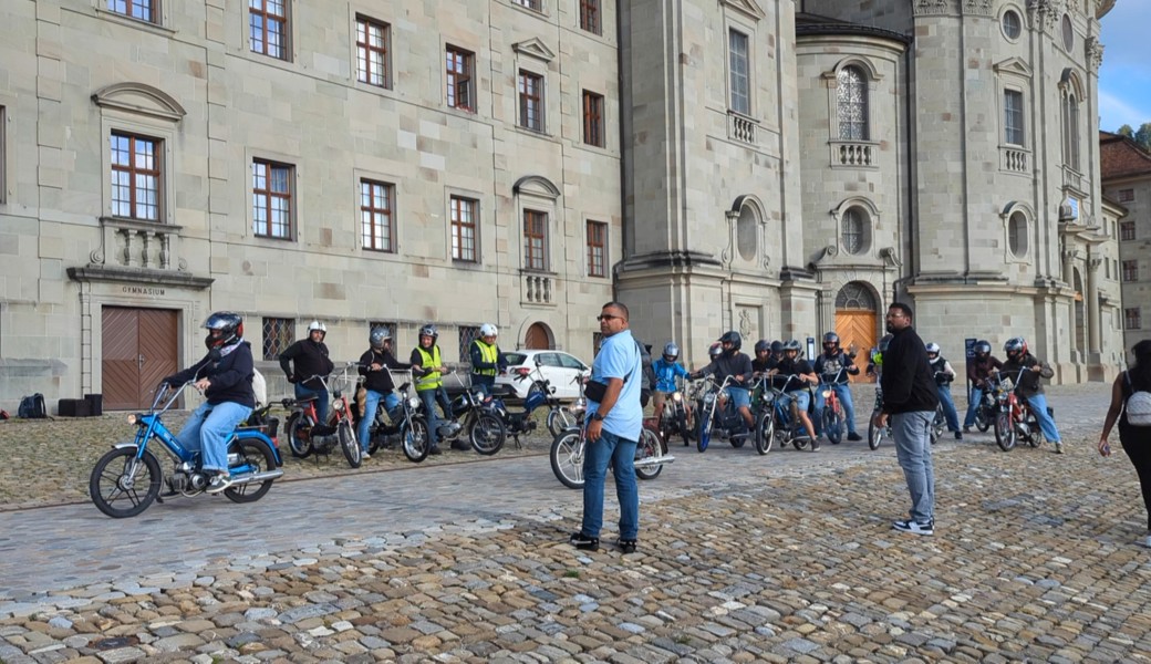 Abfahrt nach dem Gottesdienst vor dem Kloster Einsiedeln