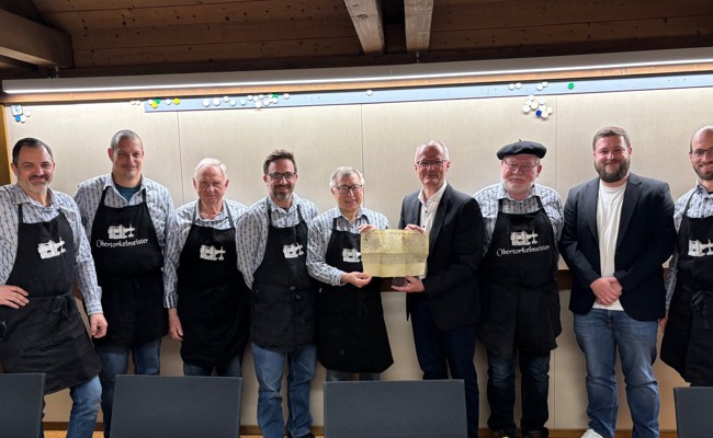 Bernecker Torkel-Mannschaft holt den Torkelbrief von 1687 in Thal ab