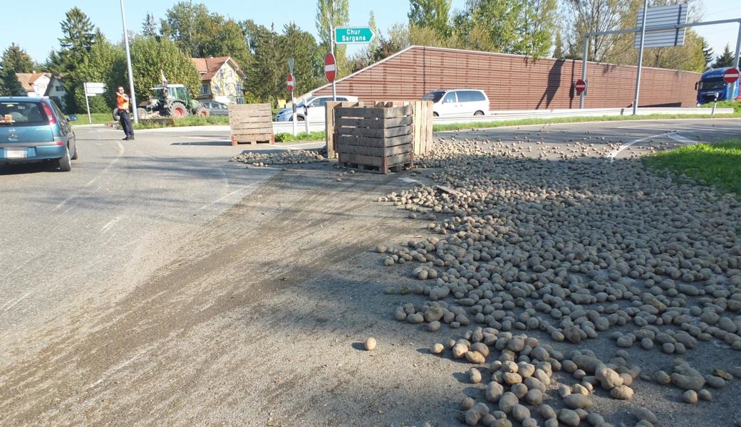 Die Kartoffeln bedeckten die Autobahneinfahrt.
