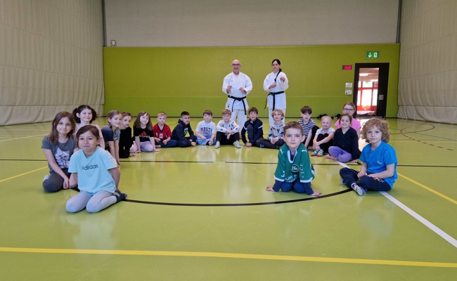 Schulkinder schnupperten Karateluft und hatten Spass daran