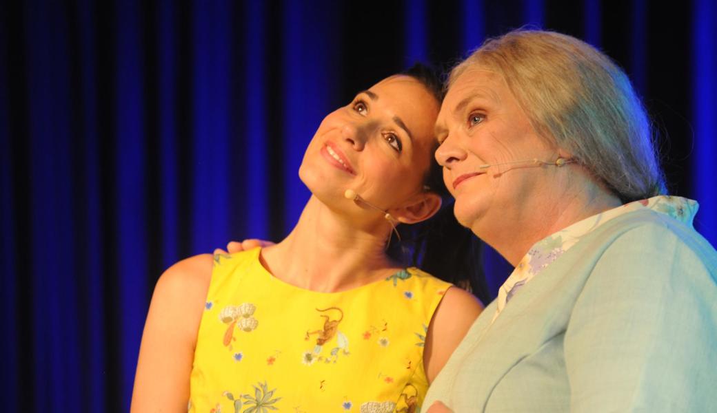 Oma kann aber auch sehr, sehr einfühlsam sein: Klara (Nicola Sieber) und Margarete (Britta Lüchinger).