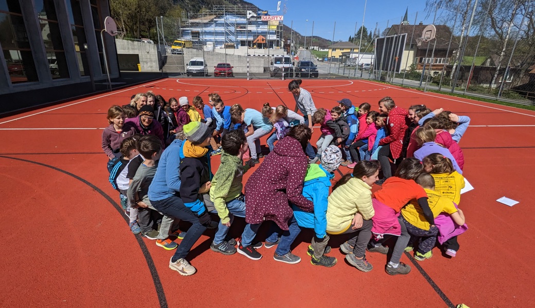 Wenn alle zusammenstehen, kann jeder dem Nächsten auf die Knie sitzen und erlebt: "Die Gemeinschaft trägt." Wenn alle zusammenstehen, kann jeder dem Nächsten auf die Knie sitzen und erlebt: "Die Gemeinschaft trägt."