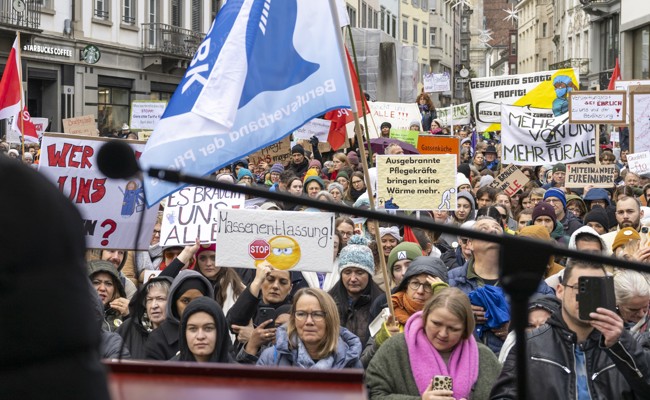 «Wir sind sowieso schon am Limit» - 3000 Menschen demonstrieren gegen Massenentlassung in Spitälern
