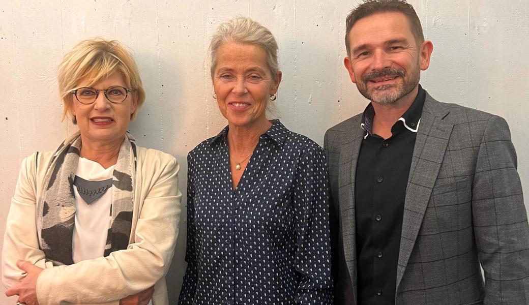 Christa Köppel, Gemeindepräsidentin, Yvonne Naef, Leiterin Zentrum Augiessen, Frank Federer, neuer Leiter Alters- und Pflegezentrum Zehntfeld (v.l.).
