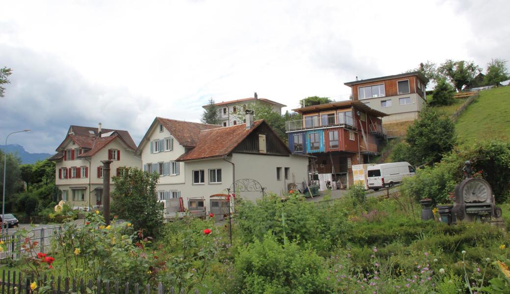 Als erst die Container in Dreiergruppen übereinandergeschichtet am Hang standen, sah das nicht nach Wohnen aus. Nun fügt sich das Gebäude gut in die Umgebung ein und auf den ersten Blick sind die Schiffscontainer wohl gar nicht mehr als solche zu erkennen.