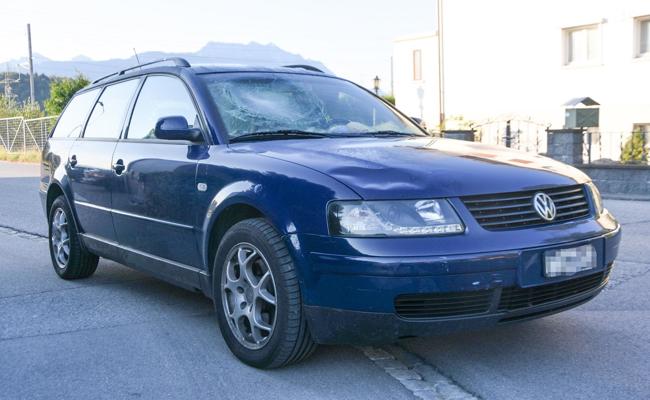 Auto und Töffli stossen zusammen