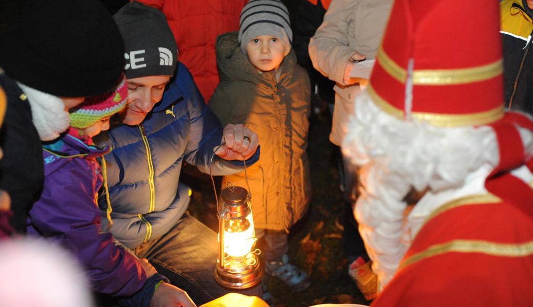 Die Kinder tragen dem Samichlaus Gedichte und Lieder vor. Kann mal eines den Text nicht auswendig, gibt Papi Licht zum Ablesen.