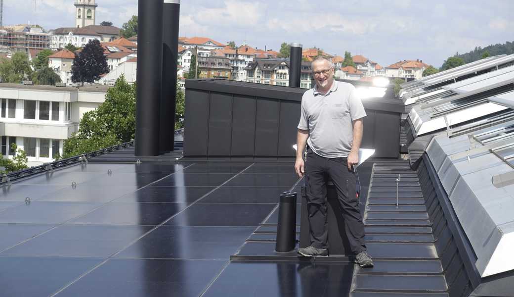 Technischer Leiter auf neuer Dachlandschaft: Simon Abderhalden freut sich über die gelungene Sanierung. Bild: egb