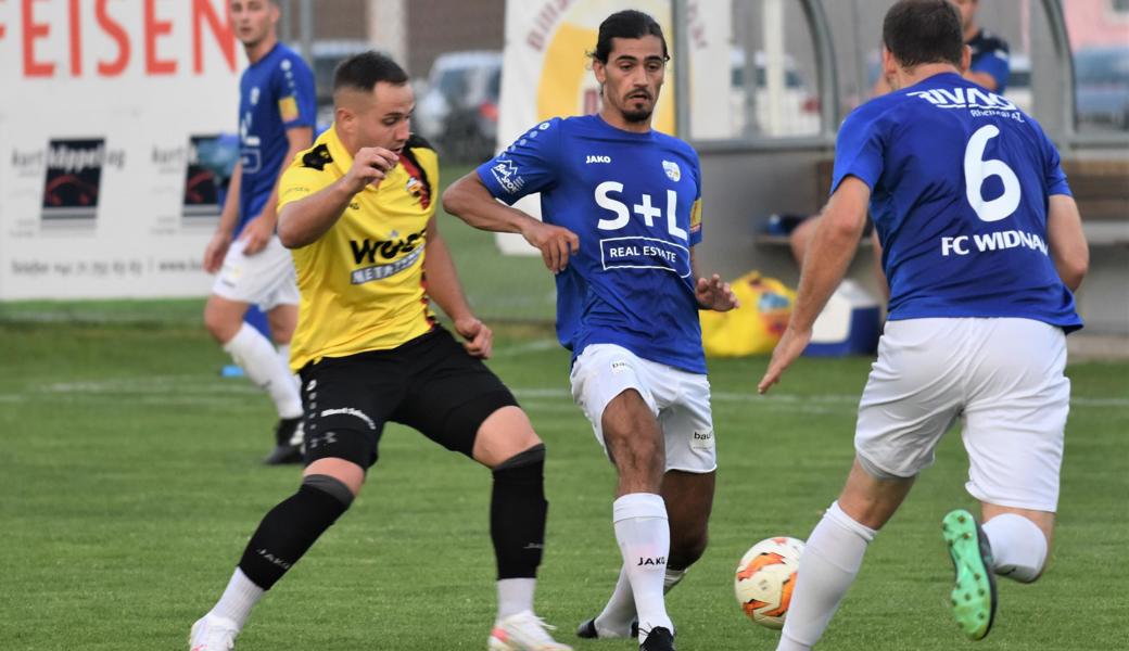 Altstätten (mit Adis Hujdur, links) gastiert am Sonntag bei Widnau (Sahin Kaya) – allerdings bei der zweiten Mannschaft. Widnaus «Eins» spielt am Samstagabend in Weesen.