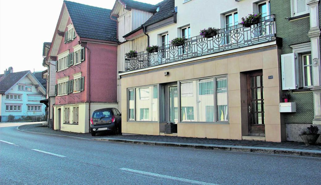 Der schmale Platz vor dem Haus Walter Büchels wird auf eine Breite von rund 1,2 Meter schrumpfen, wenn der Fussgängerstreifen gegen Büchels Willen vor sein Haus verlegt wird.