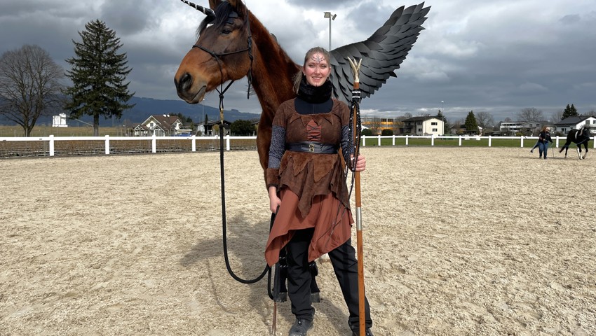 OK-Präsidentin Janina Ruppanner stilecht zum Motto als Wächterin des Zauberwalds mit ihrem Pegasus, dem 20-jährigen Renegade.