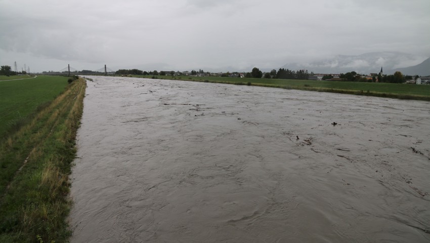 Der Rhein, gesehen von der oberen Rheinbrücke Richtung Schrägseilbrücke. Der Rhein, gesehen von der oberen Rheinbrücke Richtung Schrägseilbrücke.