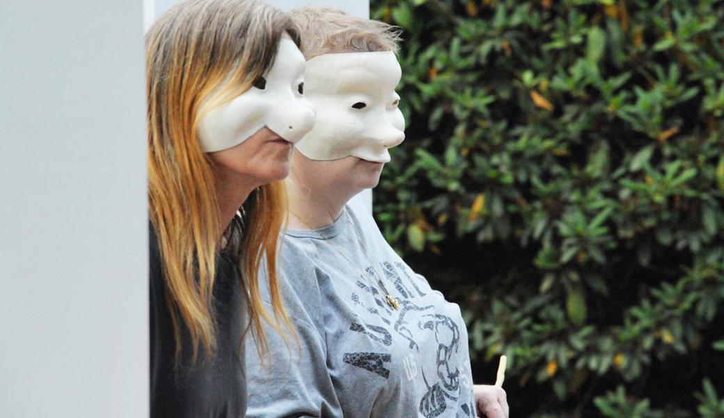 Geisterhafte Masken, ein Echo in der Zeit: Kathrin Hüsler, Karin Kehl.