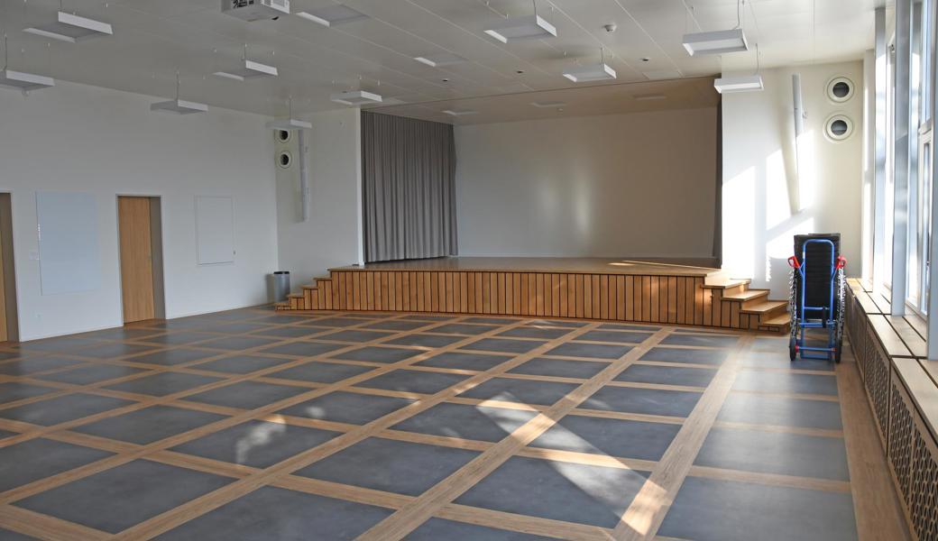 Der Saal hat eine moderne technische Ausstattung.