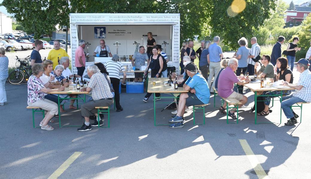 Gesellig beieinander sitzen, eine Wurst essen, ein kühles Getränk geniessen und sich über aktuelle Themen aus dem Gemeindeleben unterhalten. Das ist der Charakter der Abende, an denen der Redaktionswagen unterwegs ist.
