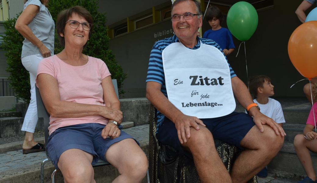 Dem Schulchef geben die Schüler Zitate mit auf den Weg. Dem Schulchef geben die Schüler Zitate mit auf den Weg.