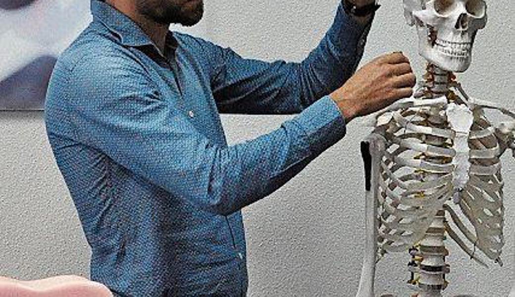 Ramon Hüppi (Forschung und Entwicklung, Icotec AG) veranschaulichte Einsatzmöglichkeiten der Implantate. 