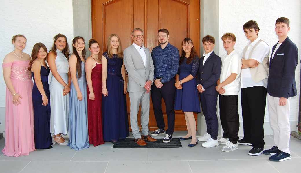 Von links: Gianna Kobler, Lou Kobelt, Tjara Diethelm, Livia Tenisch, Sarah Haaf, Nina Fässler, Renato Tolfo, Lucas Kägi, Florentina Heeb, Jari Breu, Gian Picone, Michael Leirich und Fabian Flühmann.