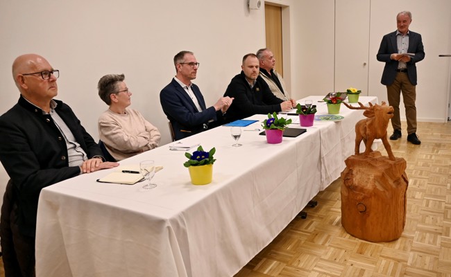 Offener Dialog: Die Bevölkerung stellt kritische Fragen, der Gemeinderat liefert Antworten