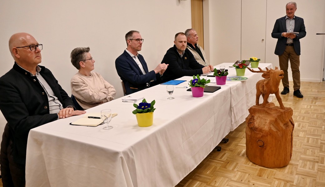 Offener Dialog: Die Bevölkerung stellt kritische Fragen, der Gemeinderat liefert Antworten