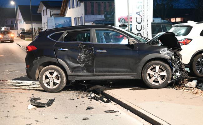 Frontalkollision zwischen zwei Autos – drei parkierte Autos und Scheune beschädigt